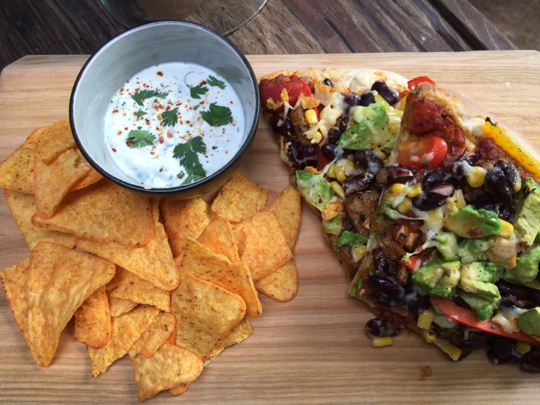 Mexicaanse vegetarische pizza met tortillachips