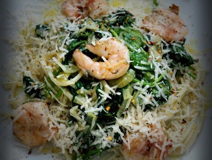 Pasta met spinazie en pittige gamba's van de BBQ