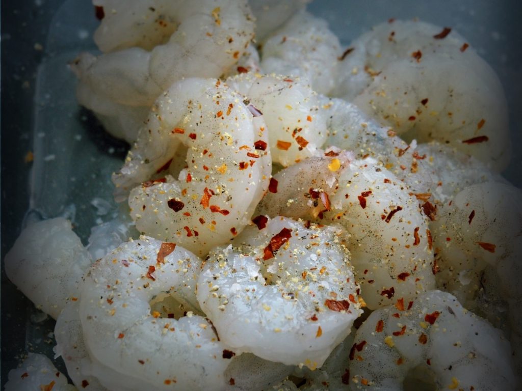 gamba's met peper, zout, chilivlokken