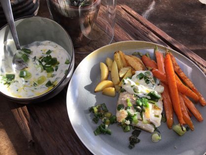 Aardappel ovenschotel met wortel, kabeljauw en een frisse yoghurtsaus