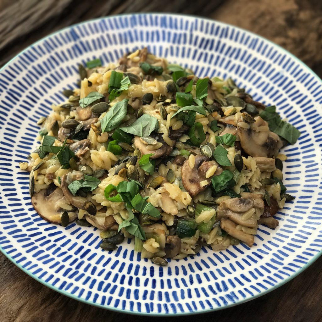 Vegetarisch recept: Orzo risotto met paddenstoelen