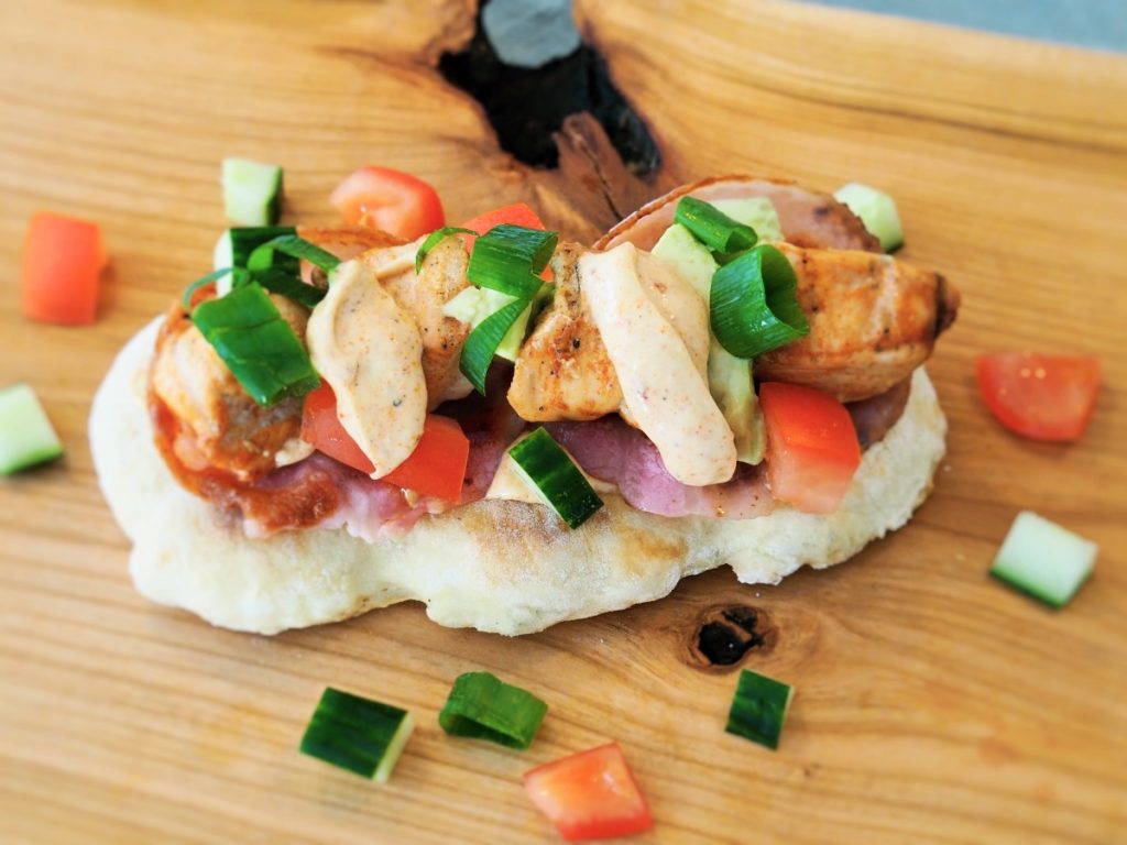 kip gemarineerd in bier op flatbread met pittige biermayonaise