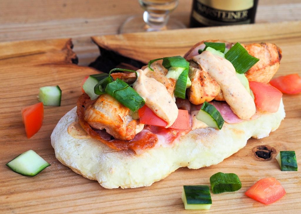kip gemarineerd in bier op flatbread met pittige biermayonaise