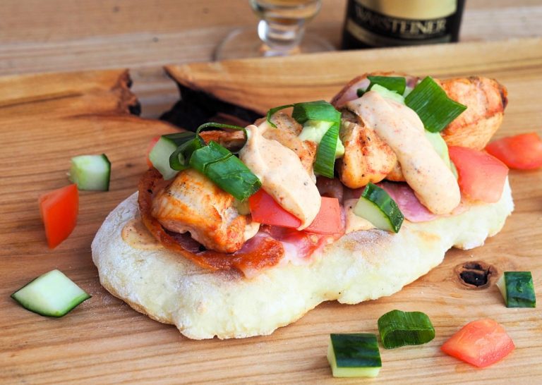 kip gemarineerd in bier op flatbread met pittige biermayonaise