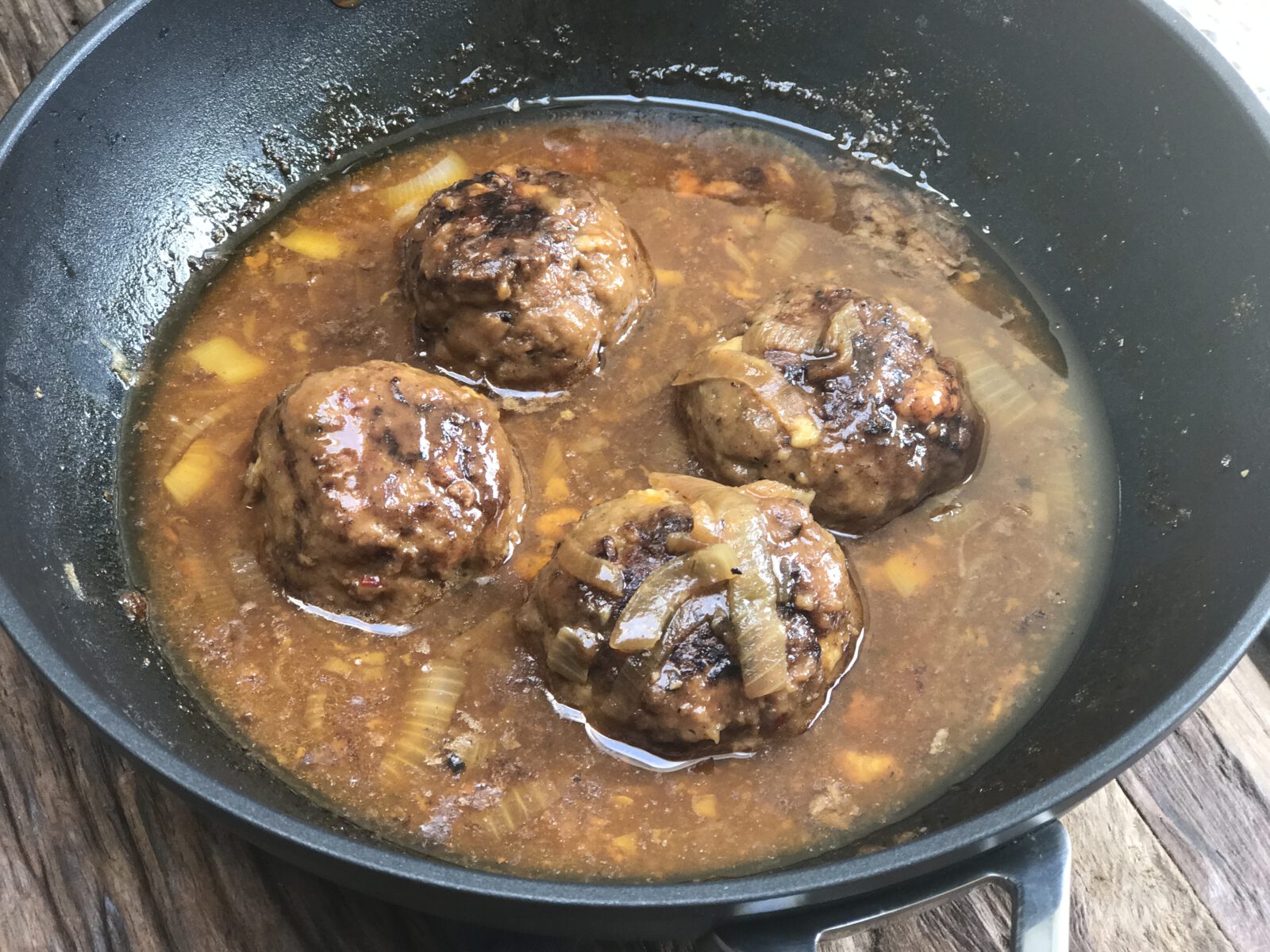 gehaktballen met kaas in bierjus met stamppot rauwe andijvie