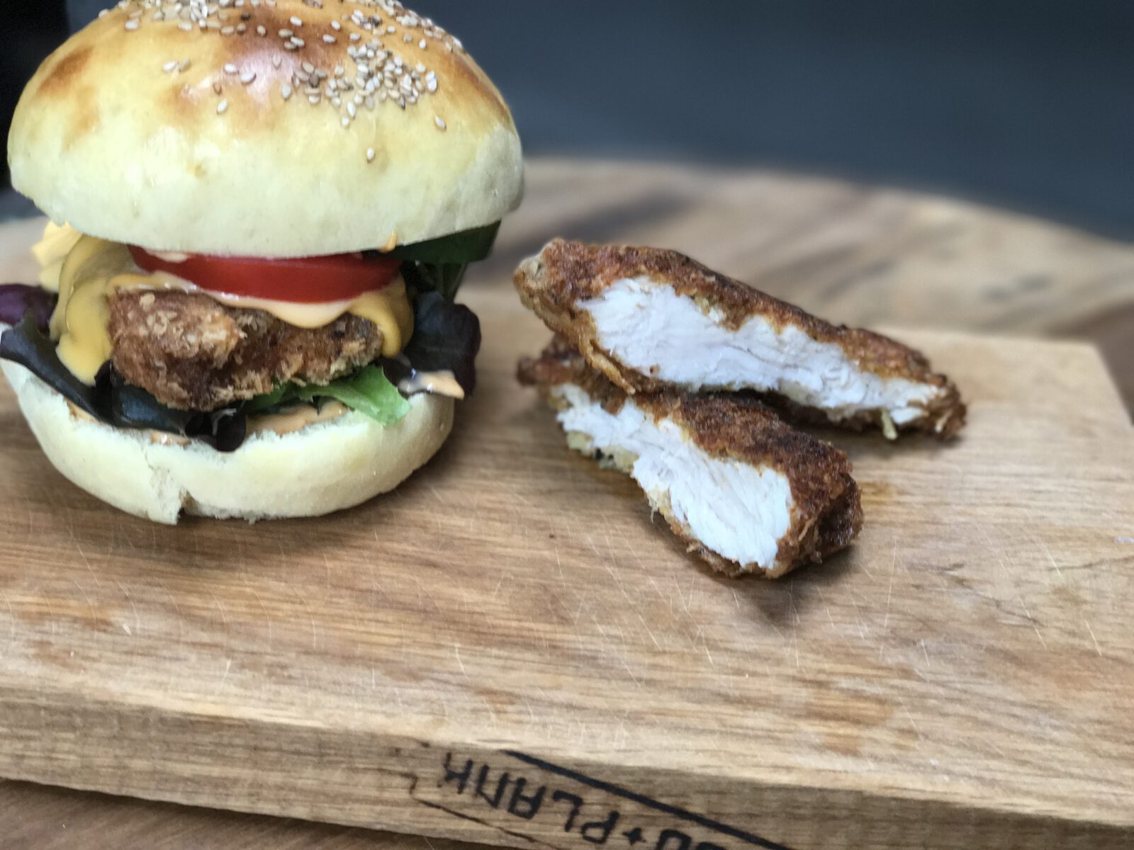 Krokante kipburger met pittige sriracha mayonaise