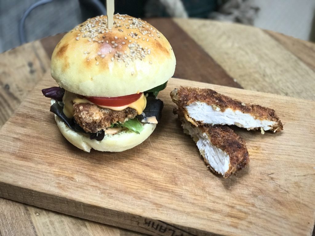 Krokante kipburger met pittige sriracha mayonaise