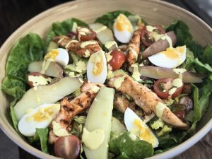 Maaltijdsalade met aardappel, kruidige kip en frisse dressing