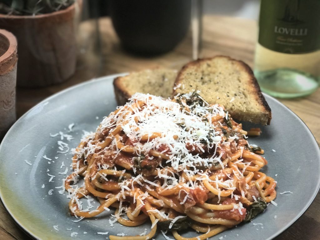 Pittige spaghetti met spek en spinazie