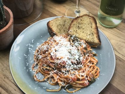 Pittige spaghetti met spek en spinazie