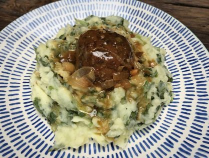 andijviestamppot met gehaktballen en kaas in bierjus