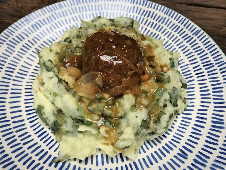 gehaktballen met kaas in bierjus met stamppot rauwe andijvie