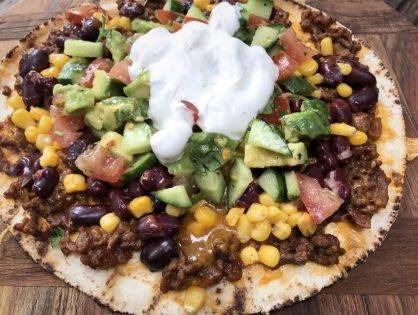 Mexicaanse tostada met gehakt en salsa