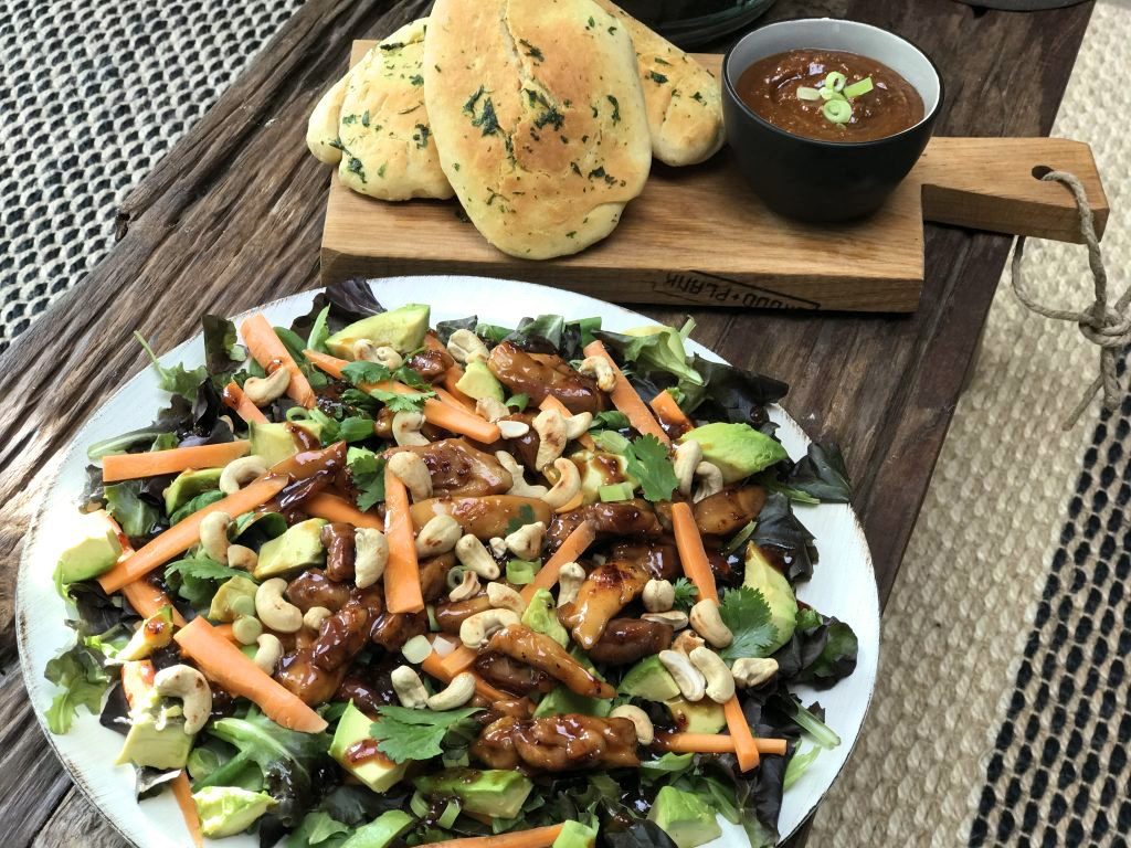 Aziatische salade met kip en pittige satésaus