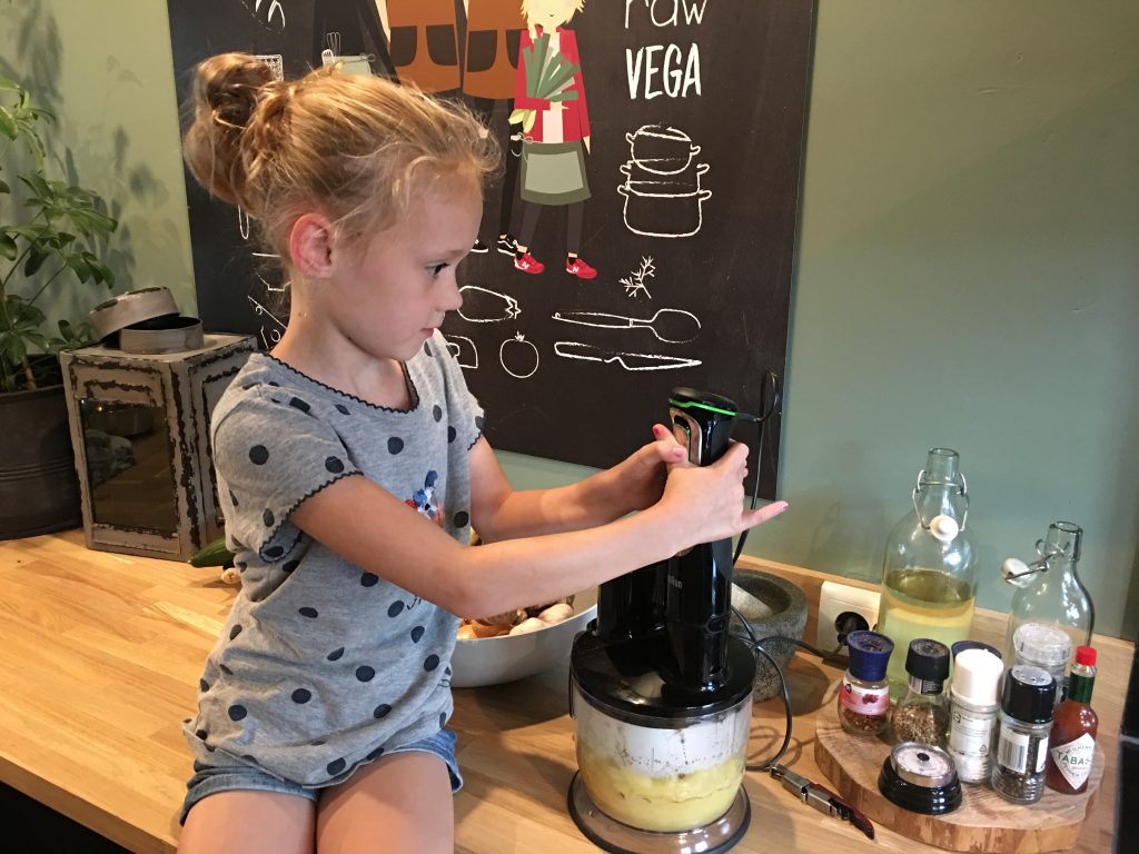 zelf appelmoes maken: super leuk en makkelijk om met kinderen te doen