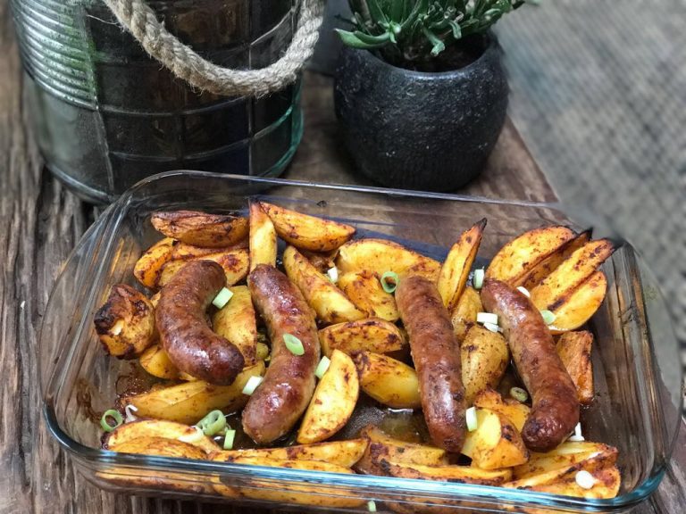 Kruidige aardappelen met worst uit de oven
