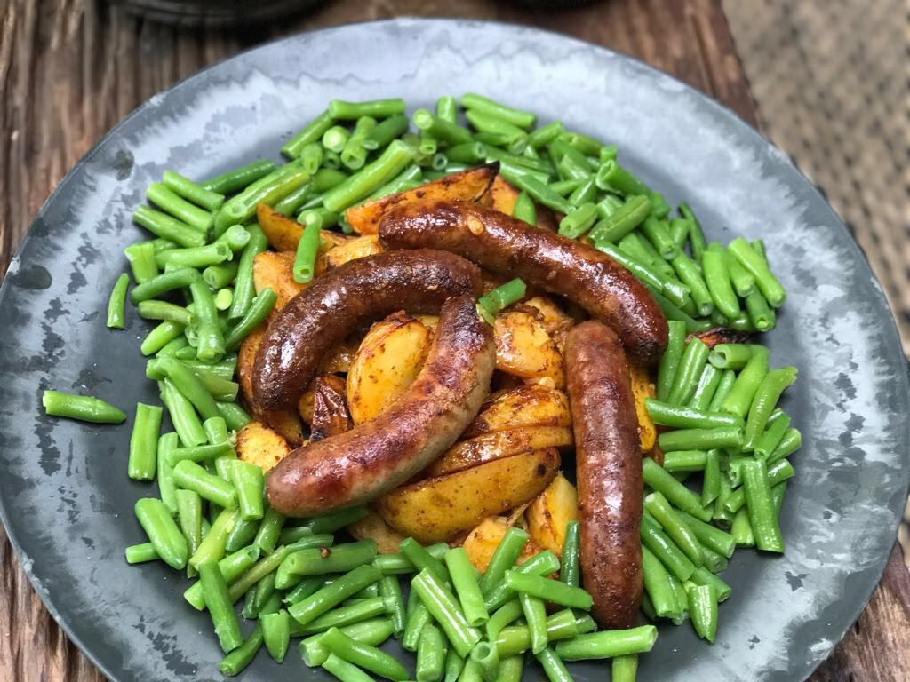 Kruidige aardappelen met worst uit de oven