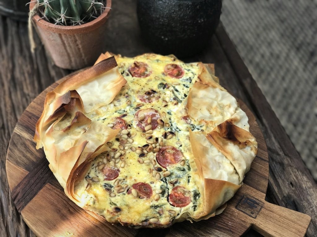 hartige taart van filodeeg met spinazie en fetakaas