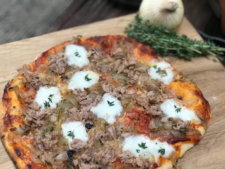 Pizza met tonijn en gekarameliseerde uien