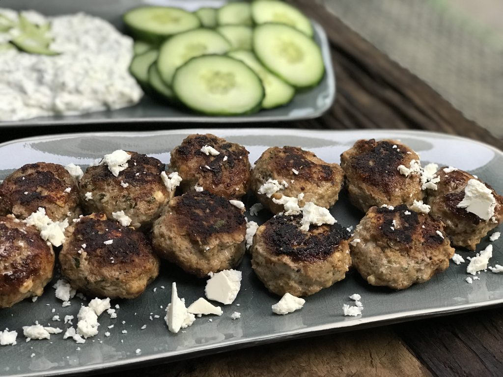 zelf tzatziki maken met verse kruiden en een verrassend ingrediënt