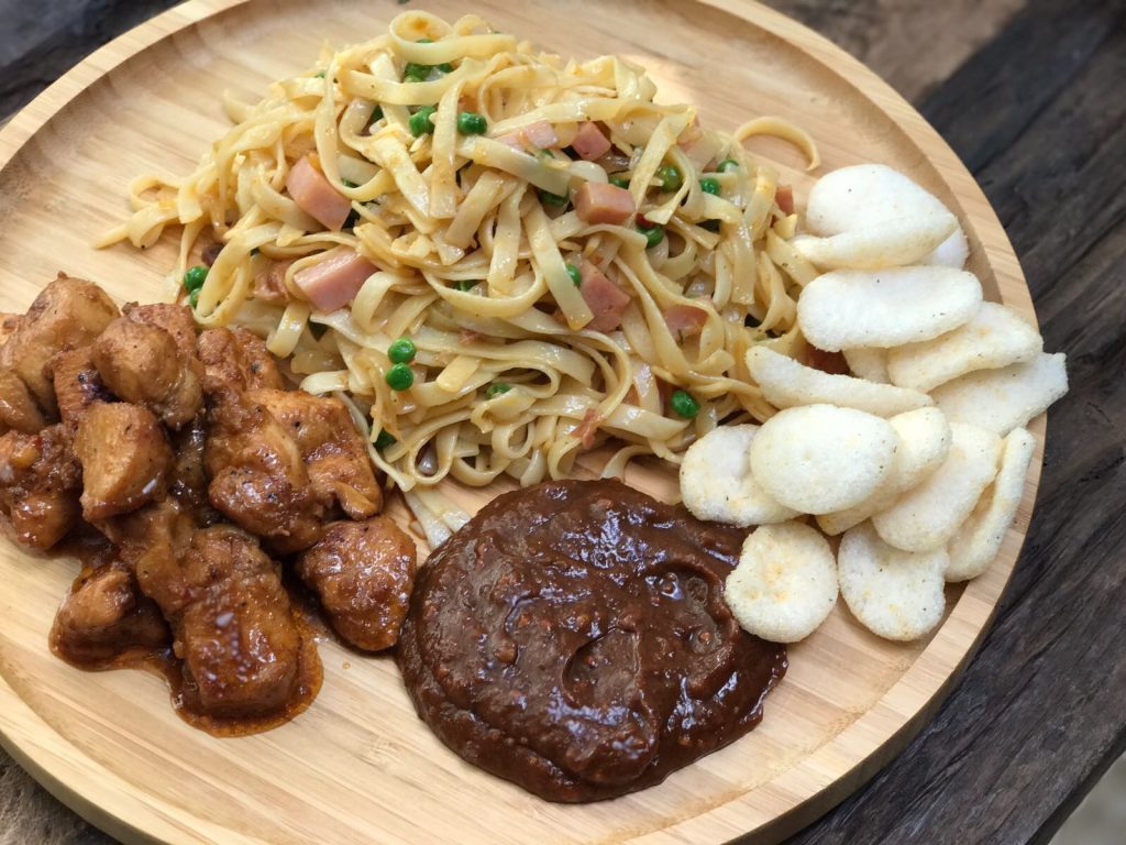 Chinese bami met pittige satésaus