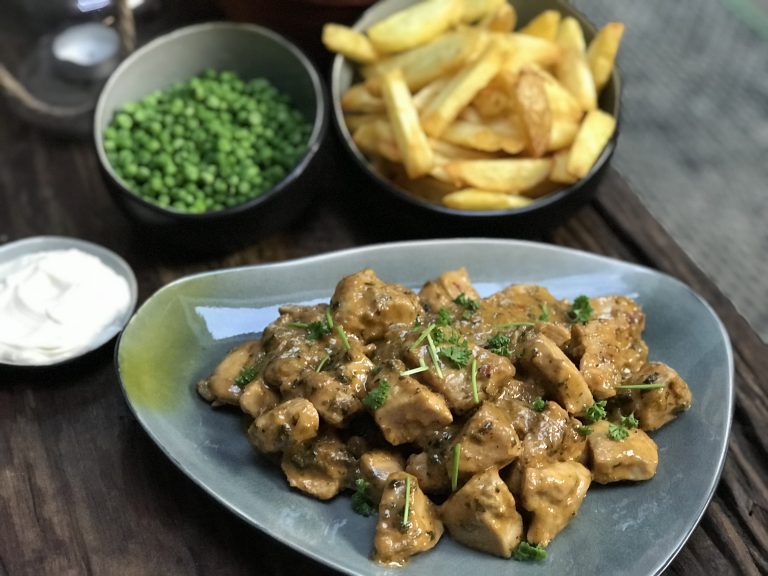 Kip in cognac roomsaus