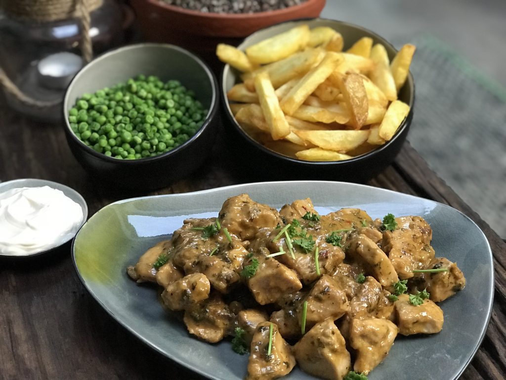 Kip in cognac roomsaus