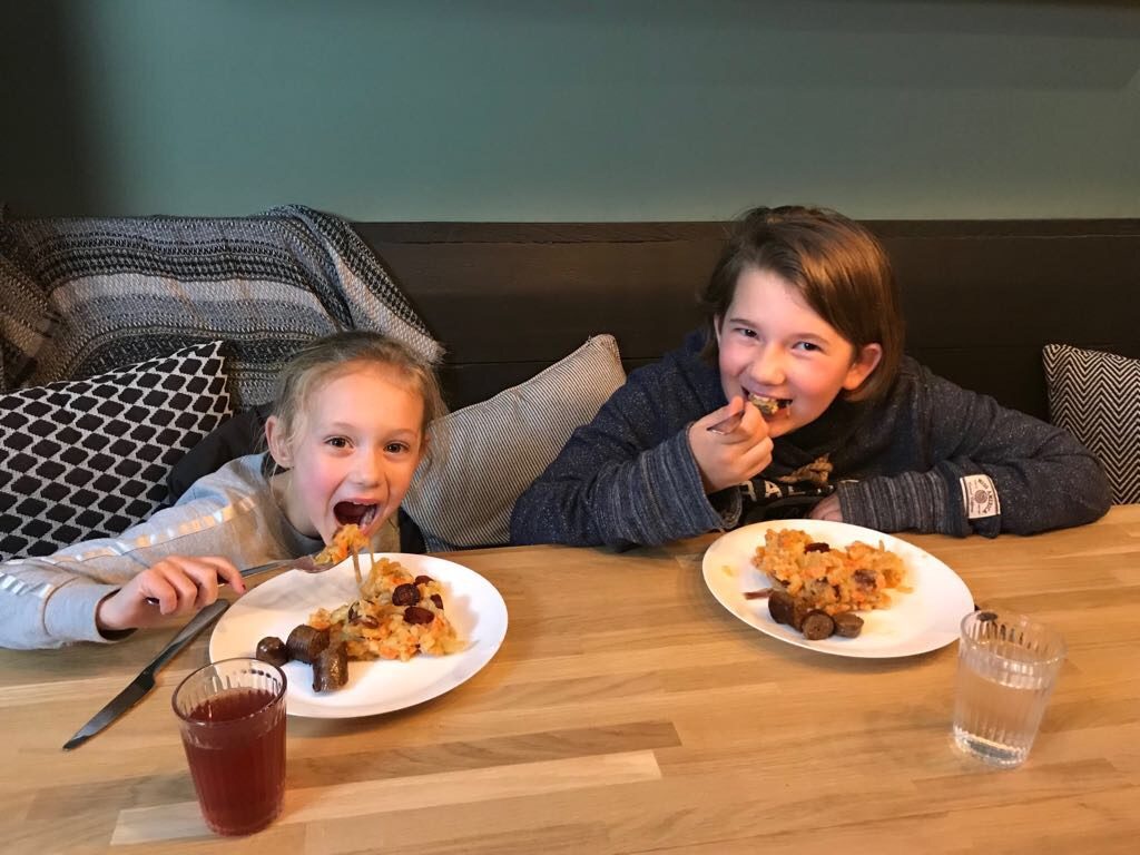 Hutspot 2.0 met gekarameliseerde uien en chorizo