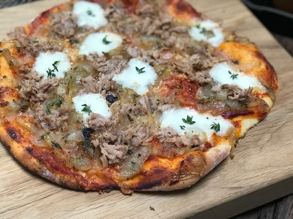 Pizza met tonijn en gekarameliseerde uien