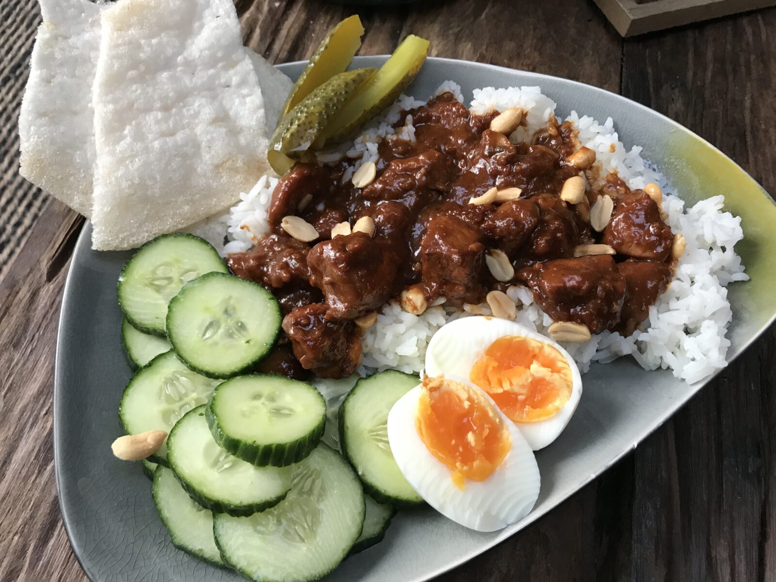 kip in pittige pindasaus