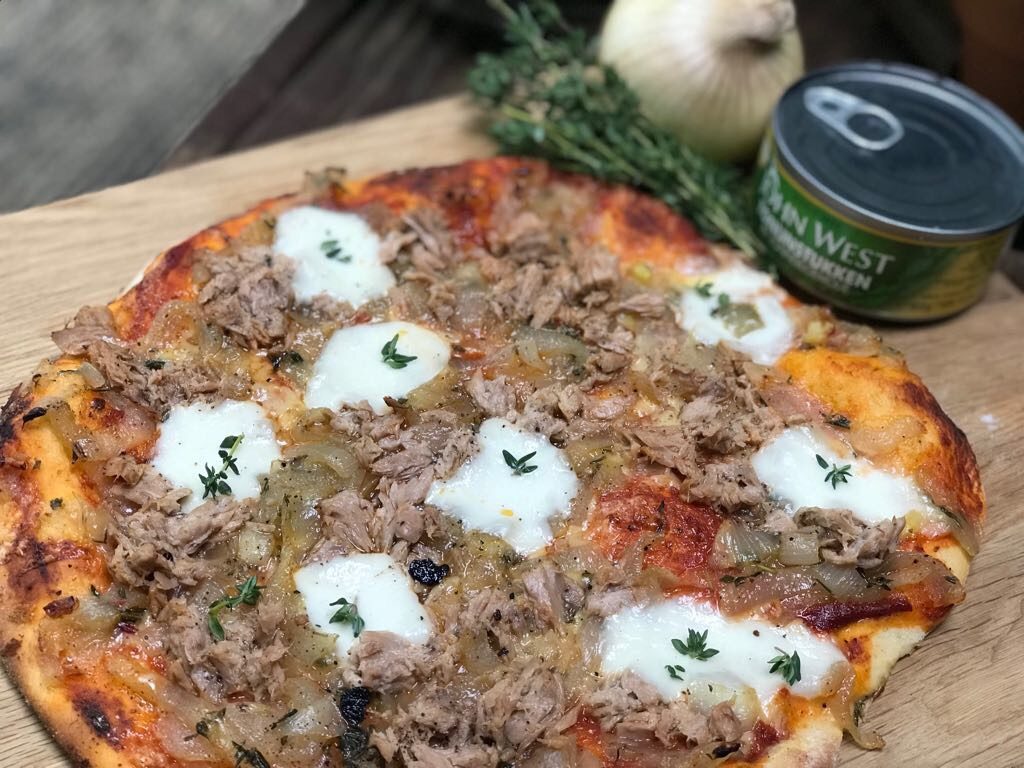 Pizza met tonijn en gekarameliseerde uien