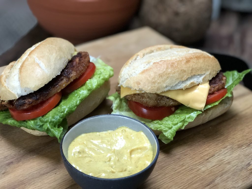 broodje gepaneerde speklap met pittige kerriemayonaise