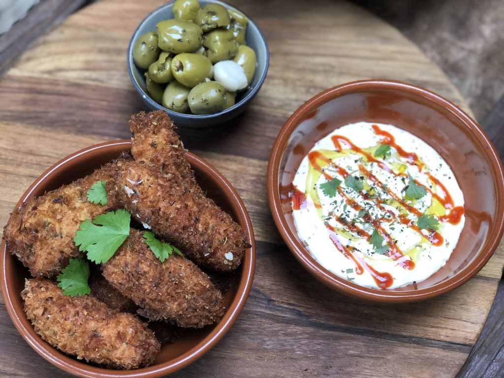 gefrituurde mozzarella met spek omwikkeld