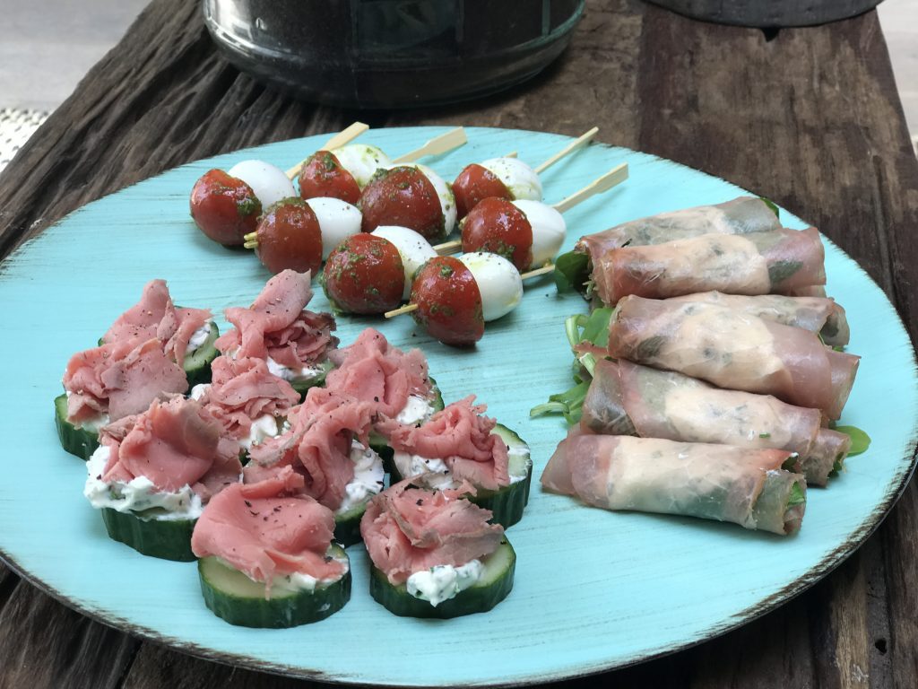 hapjes met zelfgemaakte kruidenroomkaas