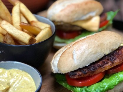 gepaneerde speklap met pittige kerrie mayonaise