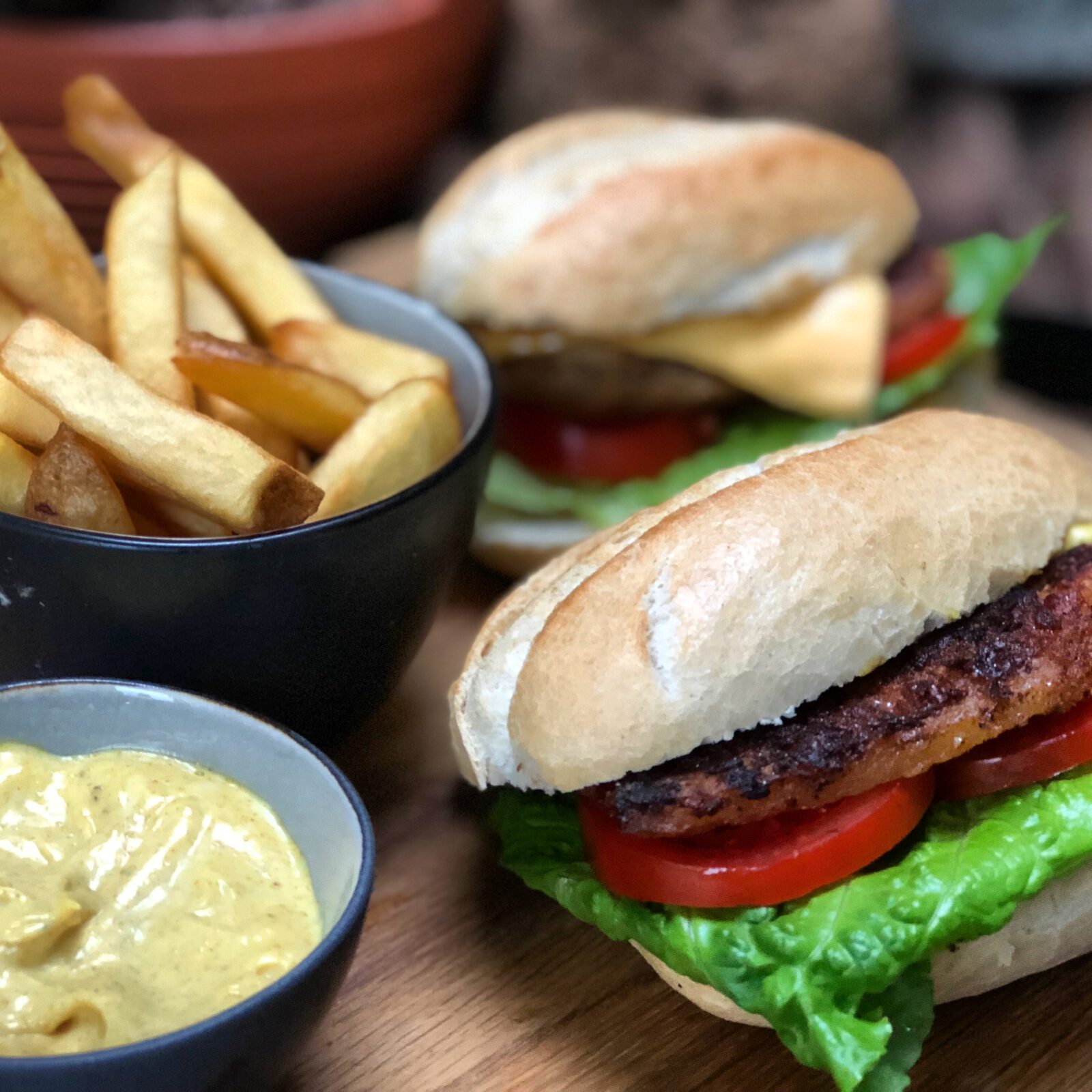 gepaneerde speklap met pittige kerrie mayonaise