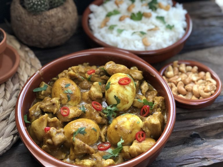 ajam opor: kruidige kip in kokosmelk