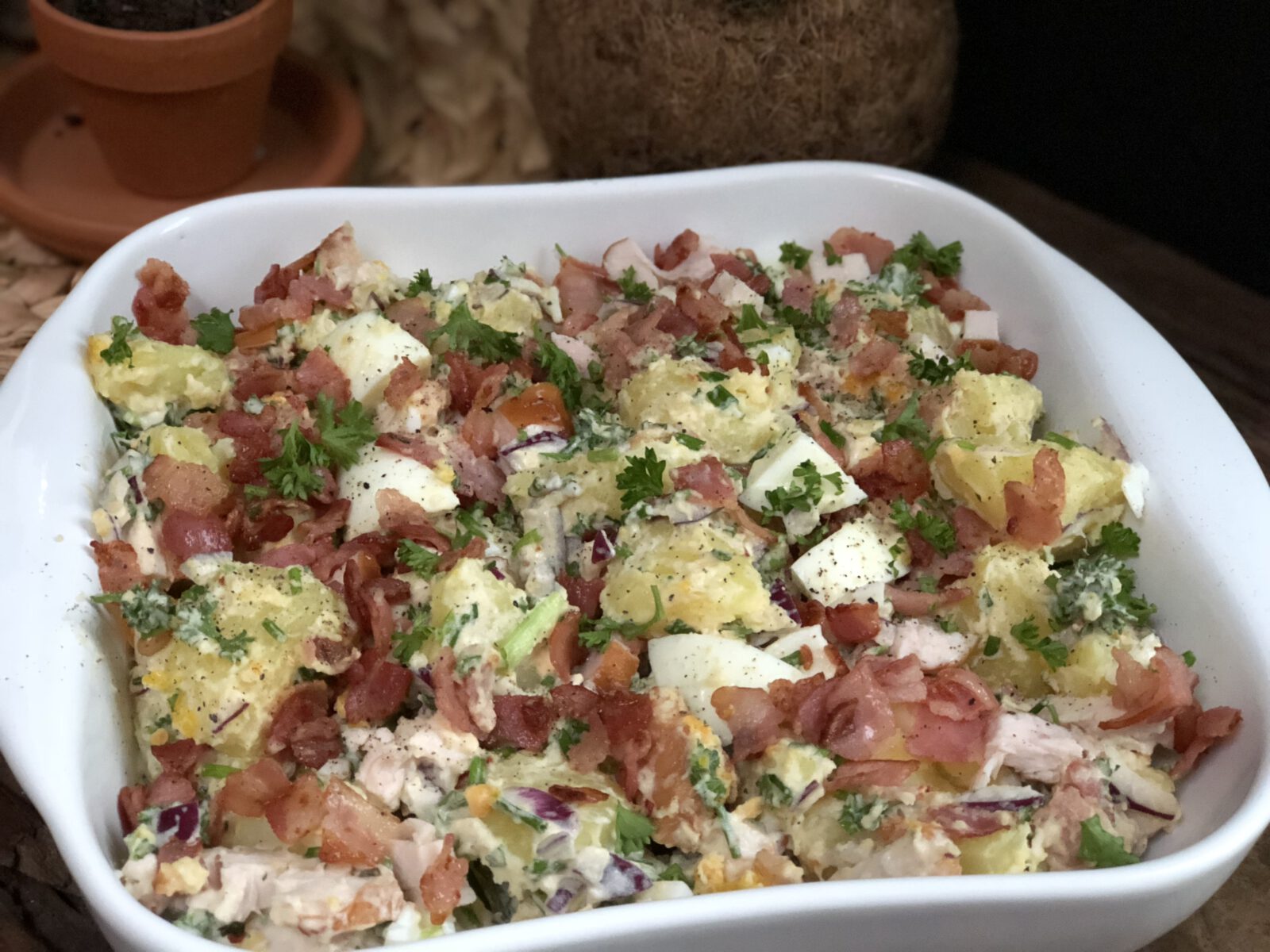aardappelsalade met gerookte kip, spek en ei