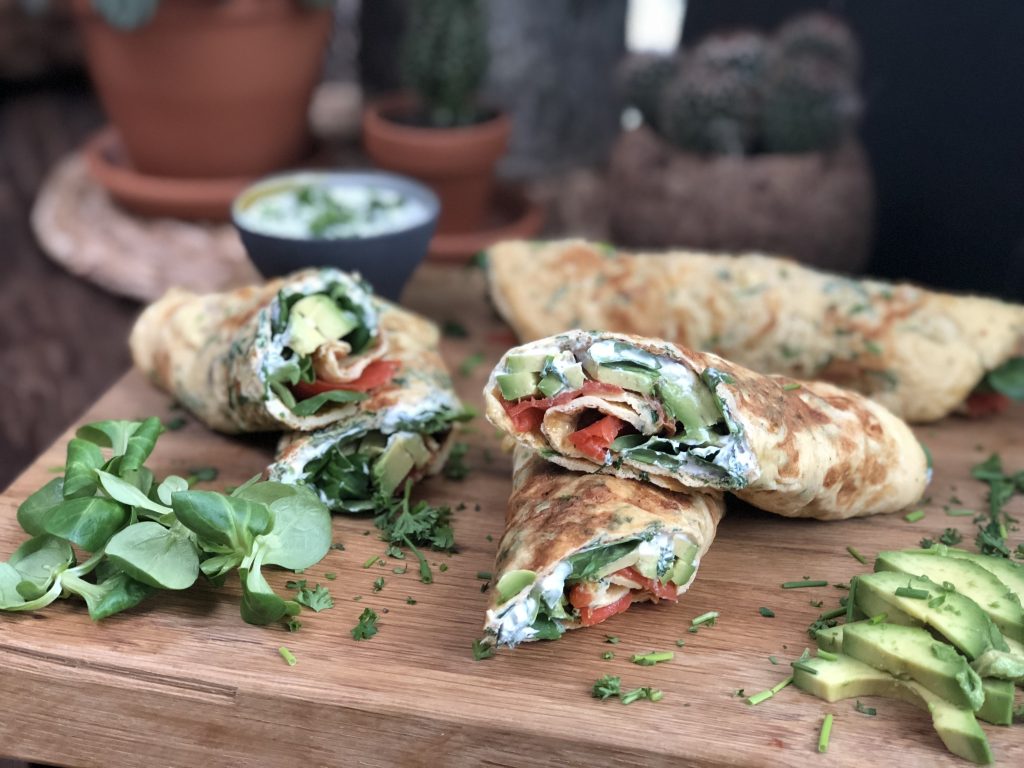 omelet wraps met gerookte zalm en kruidenroomkaas