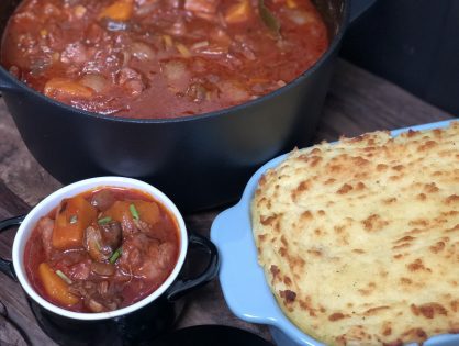 pittige stoofschotel met kip en pompoen in rode wijn