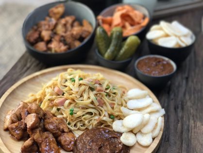 Chinese bami maken met saté en satésaus