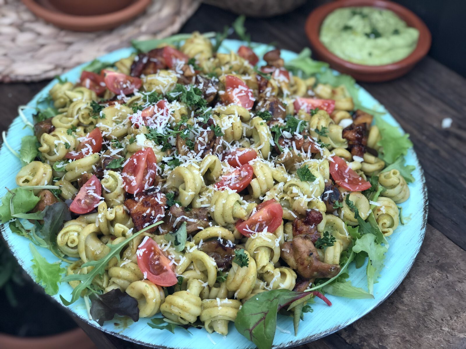 pasta met pikante kip en avocado dressing