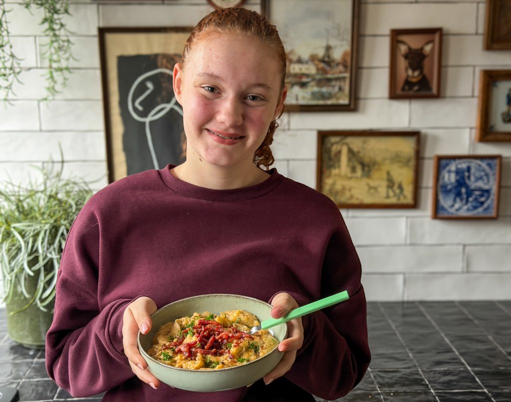 Amaranthe serveert een kom romige witlofstamppot met kaas en Italiaanse kruiden