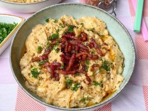 Romige witlofstamppot met kaas en Italiaanse kruiden met krokante spekjes