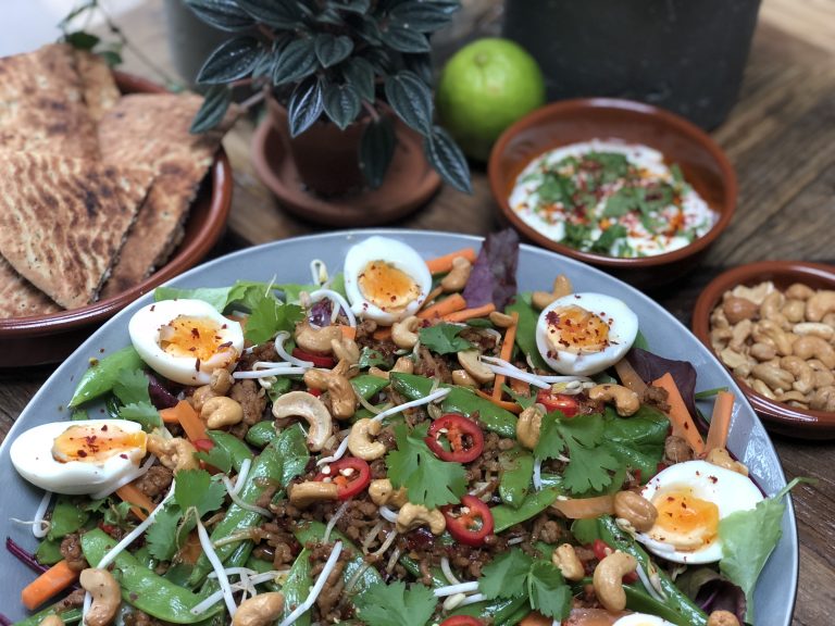 Thaise salade met kipgehakt en groenten
