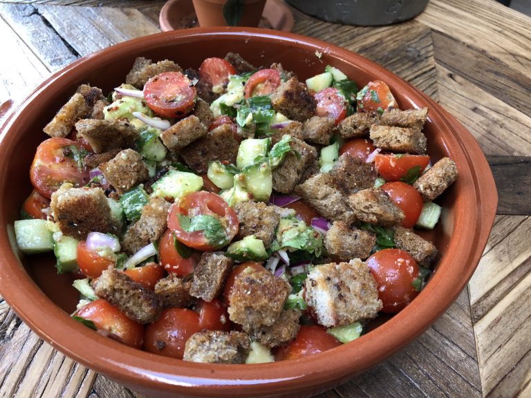 simpele tomatensalade met pittige broodcroutons