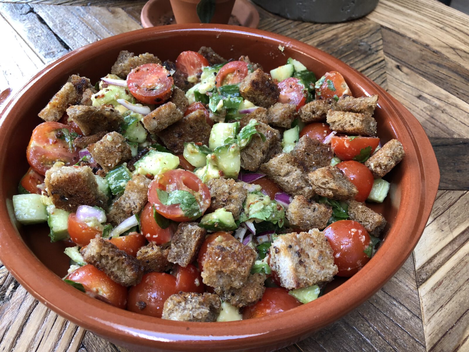simpele tomatensalade met pittige broodcroutons