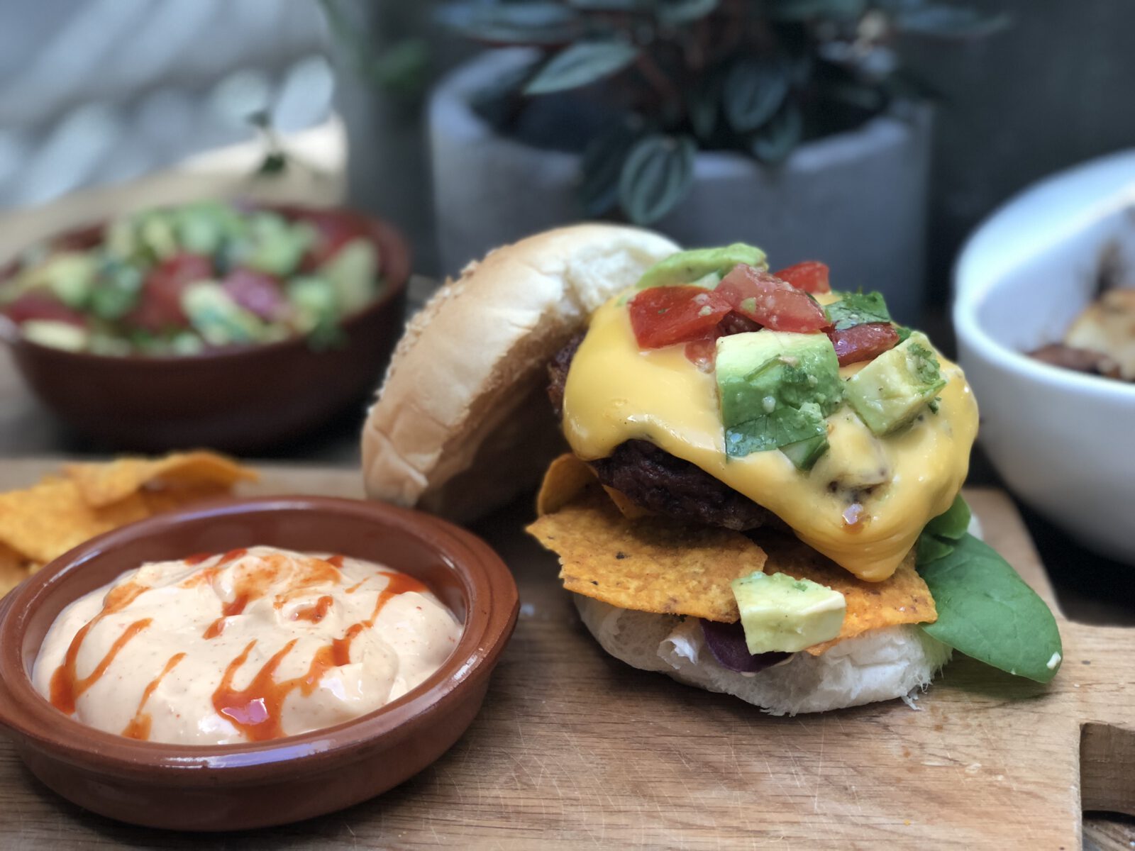 Mexicaanse kipburger met sriracha mayonaise en frisse salsa