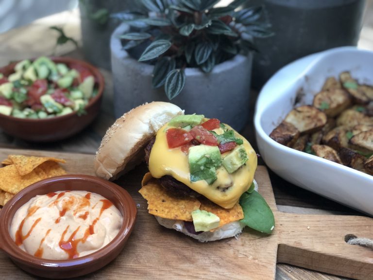 Mexicaanse kipburger met sriracha mayonaise en frisse salsa