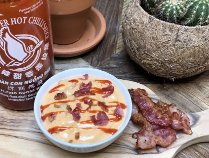 pittige sriracha mayonaise met krokante spek